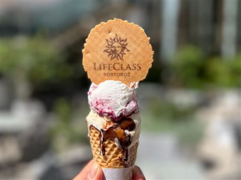 Različni okusi domačega sladoleda, postreženi v skodelicah.