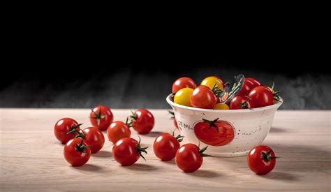 slika raznovrstne grške solate v skledi, polne barv in svežih sestavin