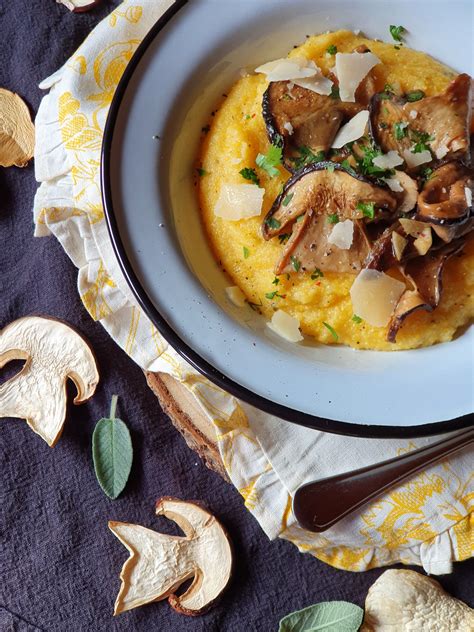 Pripravljena pečena polenta z jurčki na krožniku