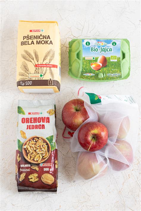 infografika postopka priprave rožičevega biskvita z jabolki