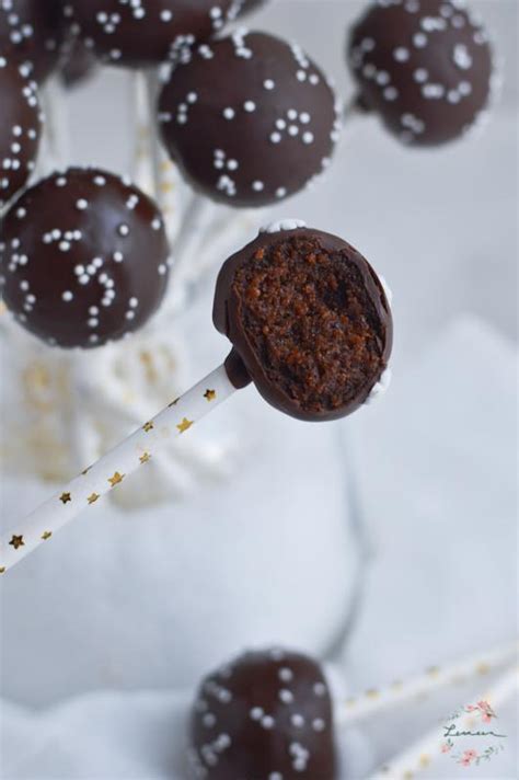 Različne LCHF sladice, kot so čokoladice, ježki, lučke in cake popsi, na lepo urejenem krožniku.