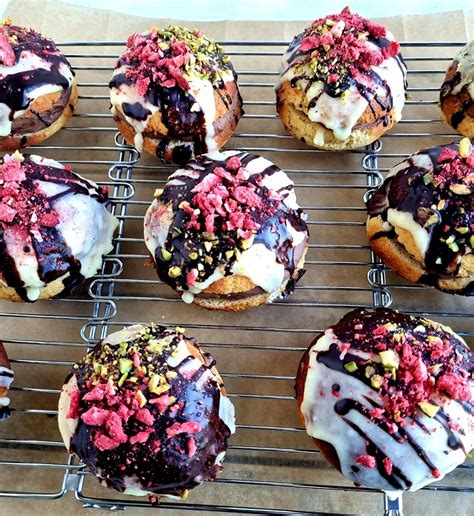 Prikaz LCHF biskvitnih ježkov, lučk in krofov, oblitih s čokolado.