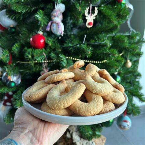 Različni LCHF piškoti, krekerji in rogljički.