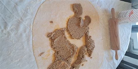 Prikaz LCHF potice, narezane na kose, ki razkriva bogat orehov nadev.