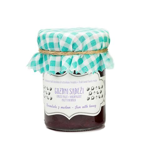 Ilustracija svežih gozdnih sadežev v kozici med pripravo marmelade.