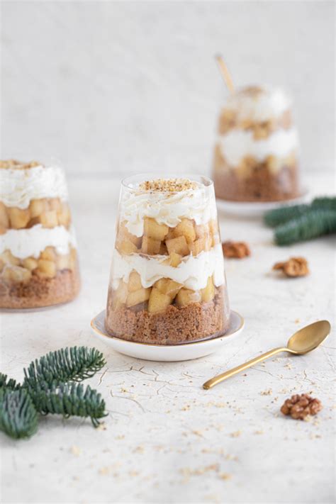 različni kozarčki s čokoladno kremo in piškoti