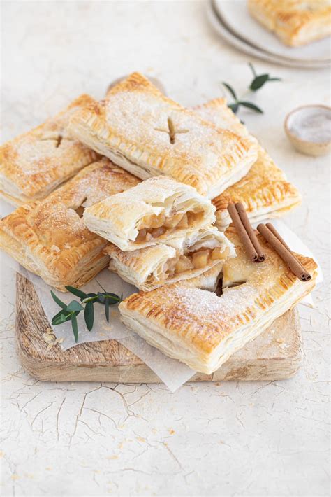 Ilustracija sveže pečene jabolčne pite s posipom iz sladkorja v prahu