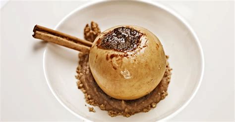 Ilustracija naribanih jabolk s cimetom in sladkorjem