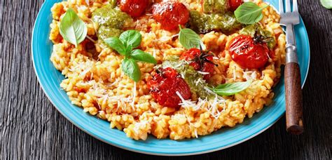 končana paradižnikova rižota s paradižniki in baziliko