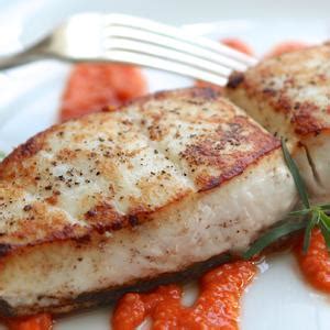 Pripravljen file morskega lista s kaprno omako in prilogo