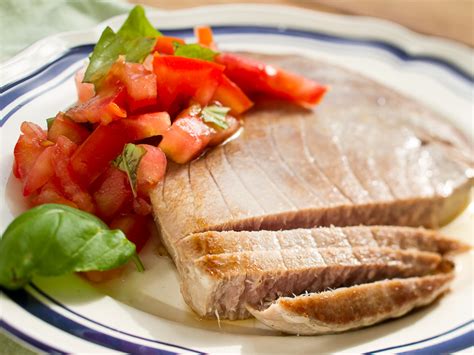 Pečen morski list s pisano paradižnikovo solato