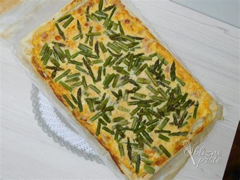 Pripravljena špargljeva pita, pripravljena za postrežbo