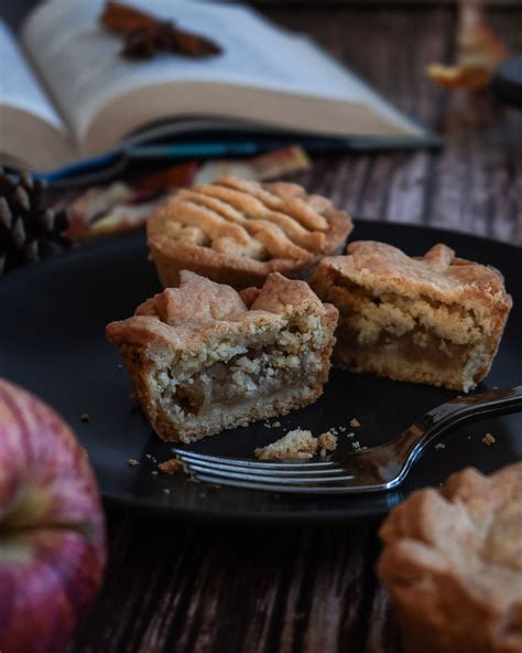 fotografija pečene jabolčne pite s koščkom na krožniku