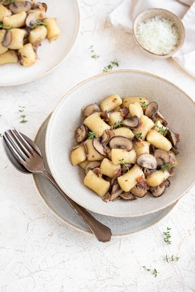 krompirjevi njoki s šampinjoni in slanino