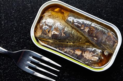 slika konzerviranih paradižnikov in masla