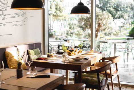 Umirjen ambient gostilne in picerije Kozuc s sedeži v notranjosti in na terasi.