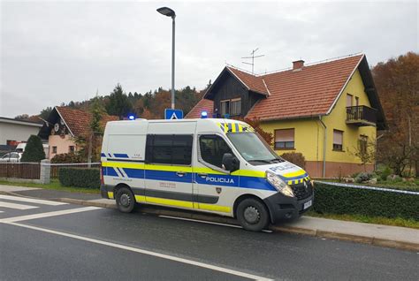 Simbolična fotografija zapuščenega gostinskega lokala, ki ponazarja propad.