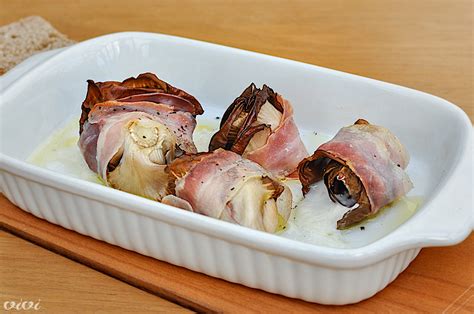 Polnjene čebule s panceto na pekaču pred peko