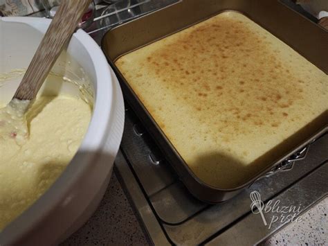 sestavine za skutno pecivo s češnjami v skledah