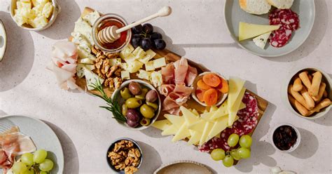 raznolika ponudba narezkov in sirov