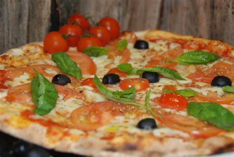 pica iz krušne peči v Pizzeriji Ledina