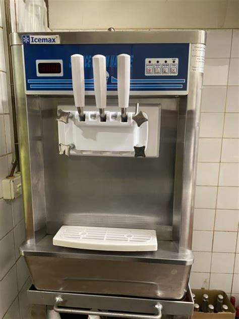Fotografija stroja za pripravo sladoleda med delovanjem
