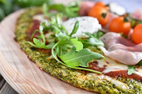 Primer vitke pice z brokolijevim testom in svežimi dodatki.