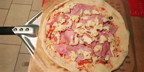 Infografika z osnovnimi koraki za pripravo domače pice.