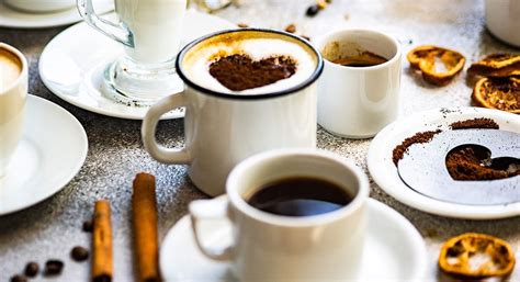 Ilustracija različnih vrst kav in kavnih napitkov s poudarkom na peni in dekoraciji.