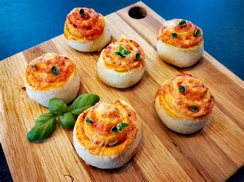 Izbor prigrizkov, toastov in paninov, ki prikazujejo raznolikost ponudbe za malico.