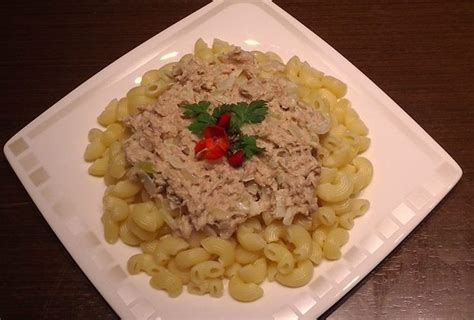 Slika testenine s tuno, pripravljene v skledi.