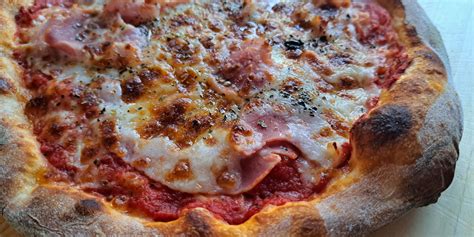 Fotografija pripravljenih piščančjih medaljonov na pekaču pred peko