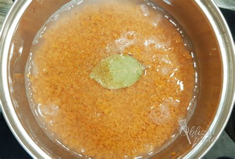 prikaz postopka kuhanja leče s začimbami