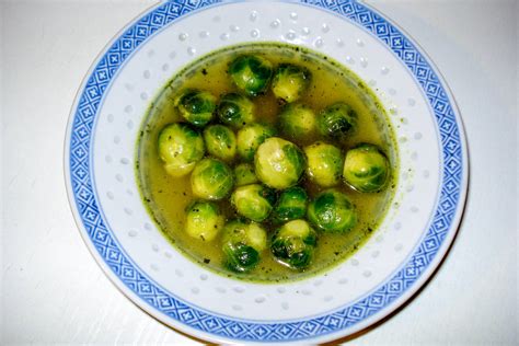 Fotografija okusne zelenjavne enolončnice z brstičnim ohrovtom in raznoliko zelenjavo.