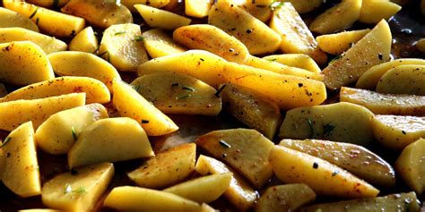 Kocke kruha, začinjene z olivnim oljem in začimbami