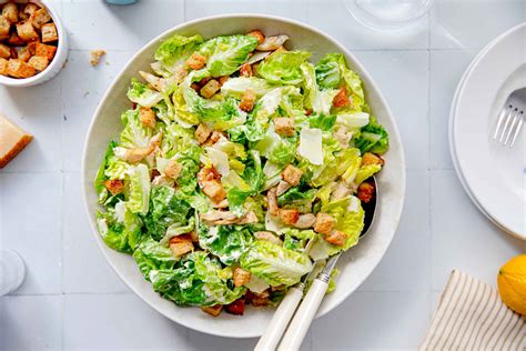 Končana Cezarjeva solata s piščancem, krutoni in avokadom