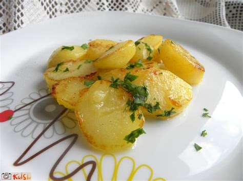 sladek krompir s koriandrom v ponvi