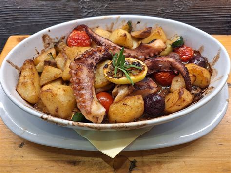 Priprava lignjev s krompirjem v pečici