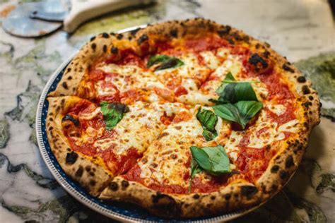 Napolitanska pica s pečeno skorjo in svežimi sestavinami