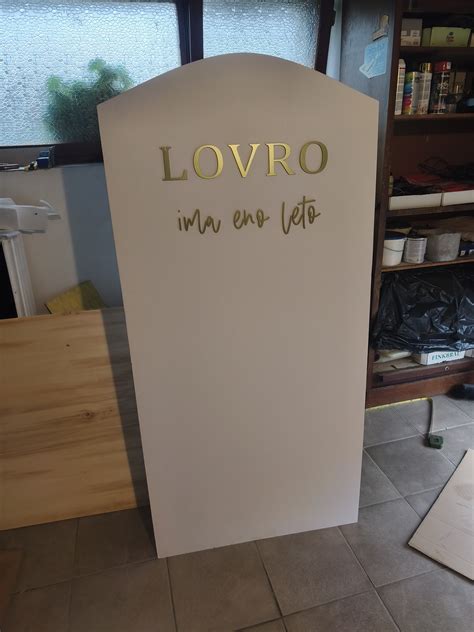 dekorativna lesena tabla z napisom 