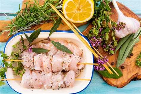 slika oljčnega olja, limone in začimb za pripravo marinade