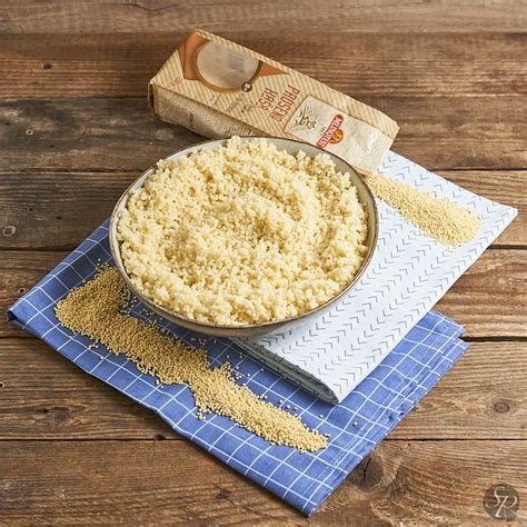 Ilustracija različnih vrst prosa in že pripravljene prosene kaše