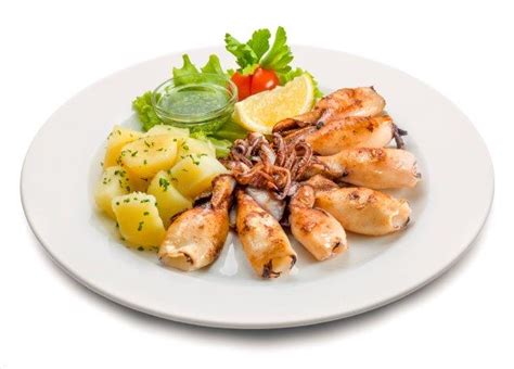 Postreženi lignji na žaru s krompirjem in blitvo