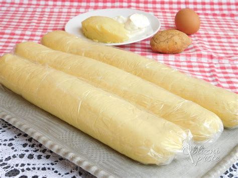 Pripravljeno krompirjevo testo v skledi