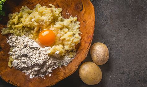 Sestavine za klasično krompirjevo testo pripravljene na delovni površini
