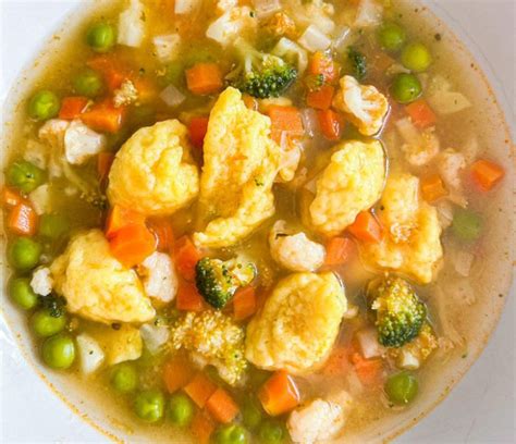 pripravljena zelenjavna enolončnica z zdrobovimi žličniki v globokem krožniku