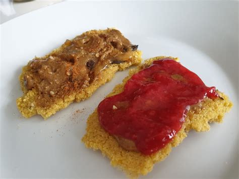 fotografija zrelega narastka iz prosene kaše in jabolk, ki je videti sočen in zlato zapečen