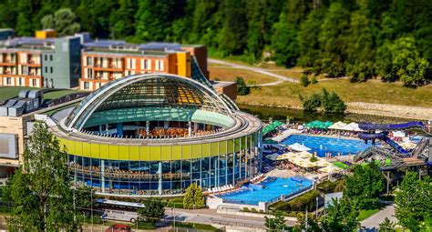 Ilustracija kompleksa Thermana Laško z bazeni in zelenimi površinami