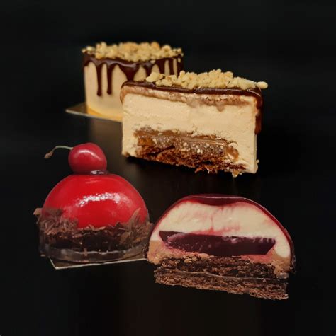 Izbor tort in slaščic iz vitrine kavarne Thermane