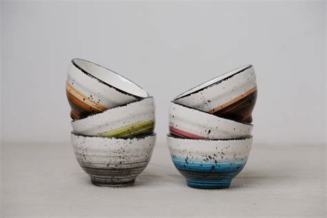 slika porcije školjk z omako in kruhom